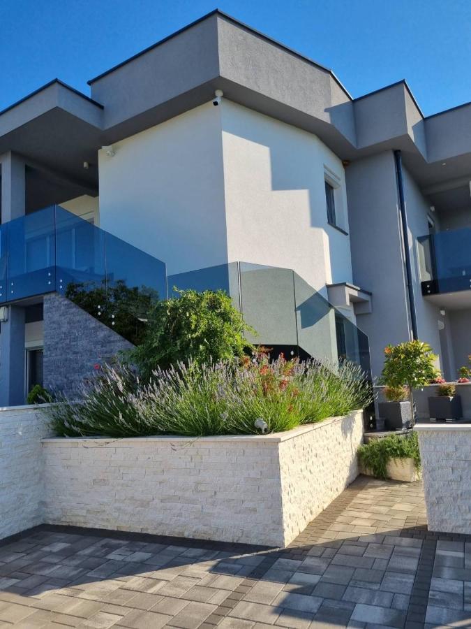 Apartman Paola Vrh  Exteriör bild