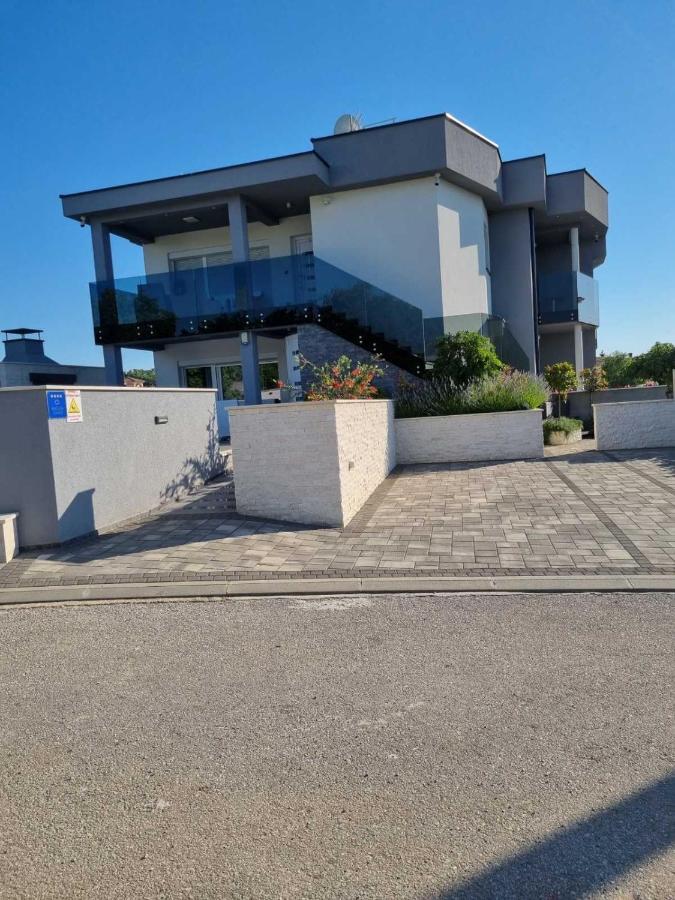 Apartman Paola Vrh  Exteriör bild